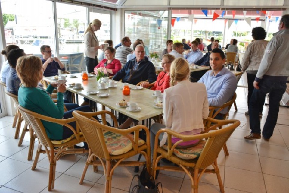 Koffie met oranjekoek