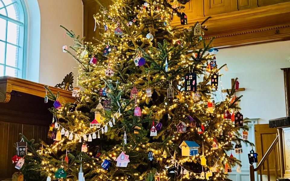 De kerstboom in de kerk