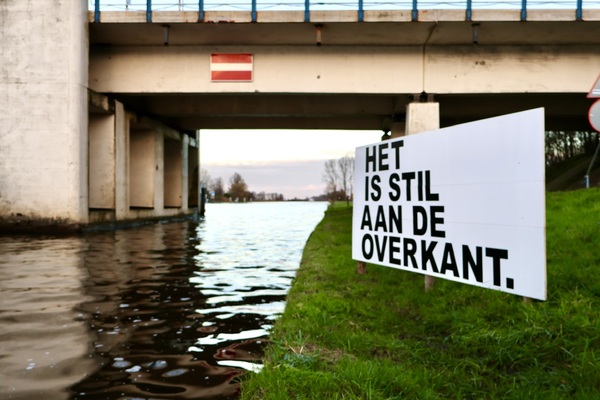 Wethouder Rietman in gesprek met bewoners van 'de andere kant' van de brug