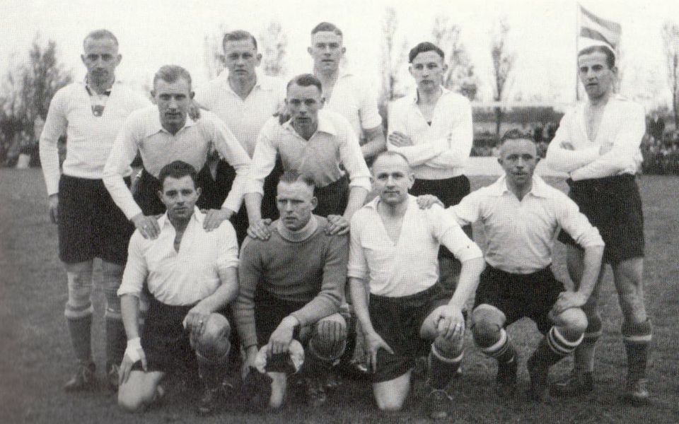 Het noordelijk elftal op 21 mei 1944 met Abe Lenstra, staande tweede van rechts.