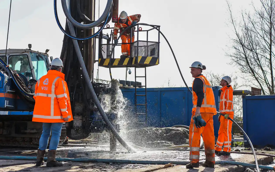 Aanbrengen van de ankerpalen (Foto: Rijkswaterstaat)