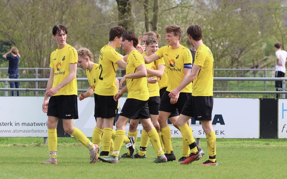 Aanvoerder Eelco Rijkens krijgt de felicitaties nadat hij TOP’63 op 3-0 heeft gezet (📸 Ynte Dragt)