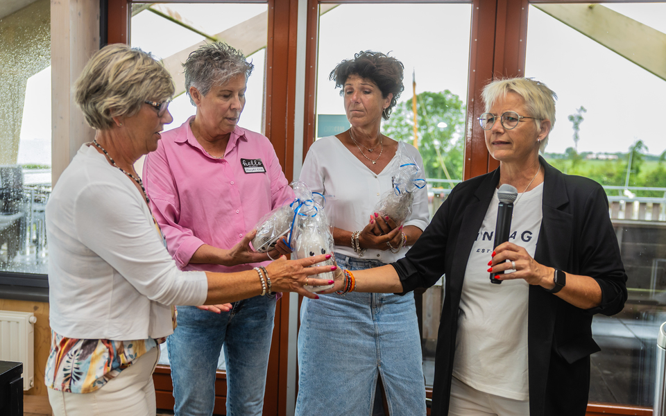 Jolanda Siemonsma presenteert haar nieuwe boek de Vrouwen van 63. haar moeder krijgt het eerste  boek