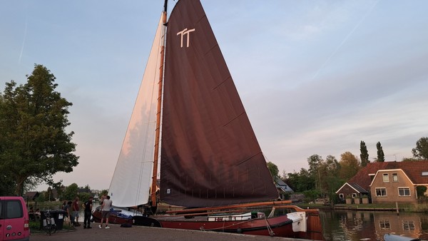 TT-skûtsje met nieuw grootzeil en fok van start in Langweer