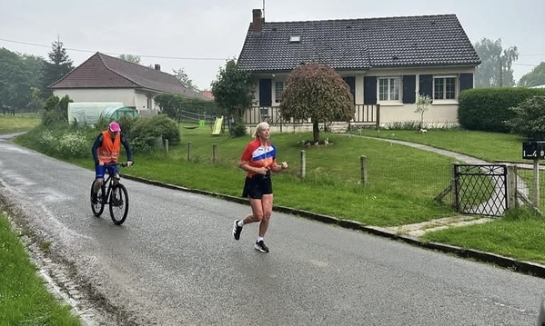 Mirjam Kuipers uit Uitwellingerga haalt het bevrijdingsvuur op uit Normandië