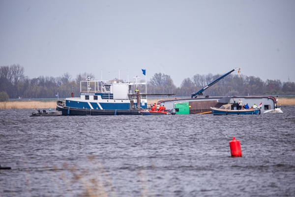 Top en Twelster skûtsje slaat om bij wedstrijd in Langweer